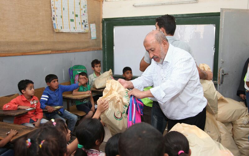 (البر والاحسان) توزع مساعدات العيد على