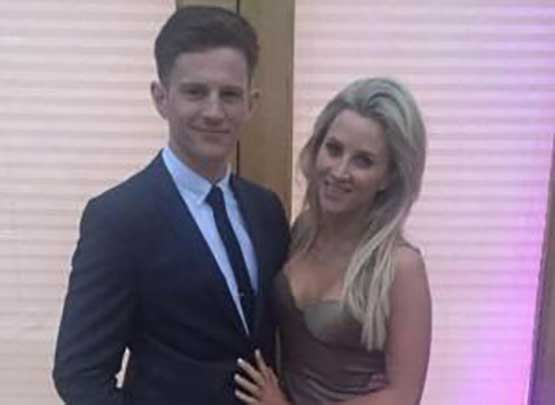 شاب يسافر مستخدما جواز سفر صديقته