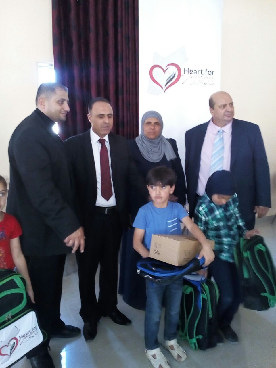 توزيع حقائب مدرسية على تلاميذ في