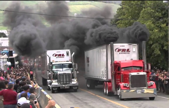 سباق قلابات وصهاريج مياه يقودها اطفال