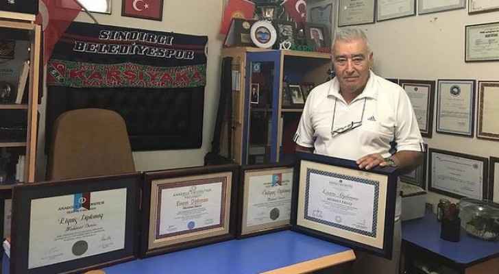 تركي يحصل على 1636 شهادات جامعية