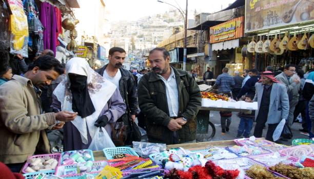 عائلات في اربد تتجه لشراء احتياجات