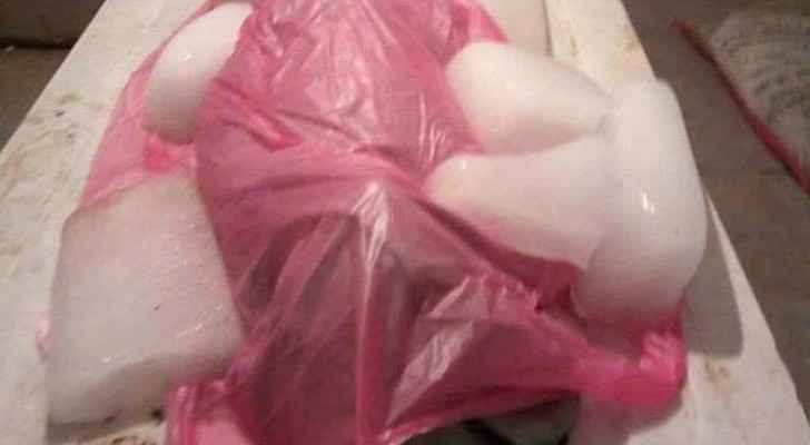 جثة مغطاة بألواح الثلج داخل مستشفى