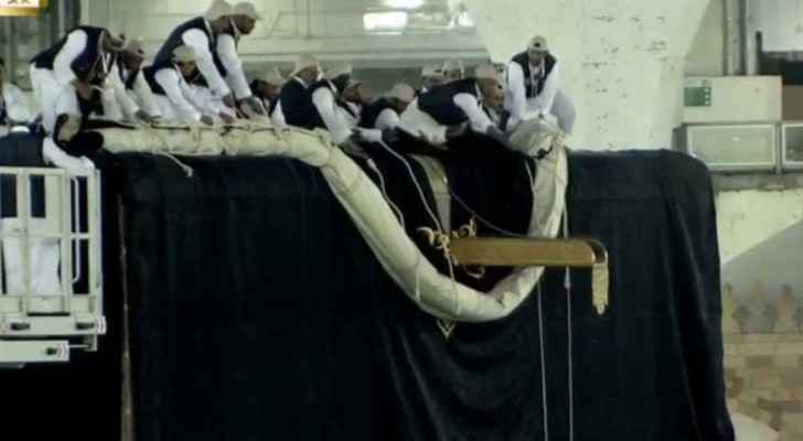 الكعبة المشرفة تلبس الحرير والذهب