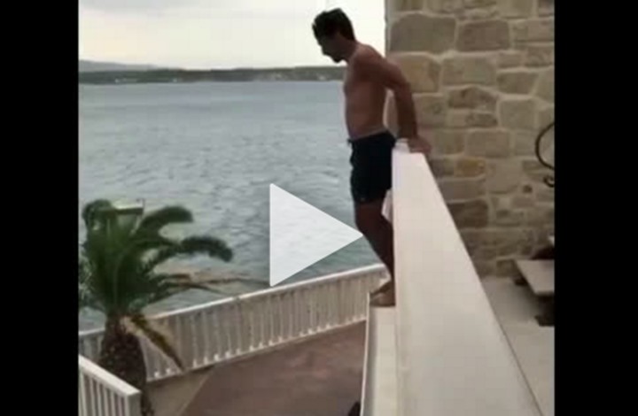 لاعب قدم ألماني يغامر بقفزة خطيرة