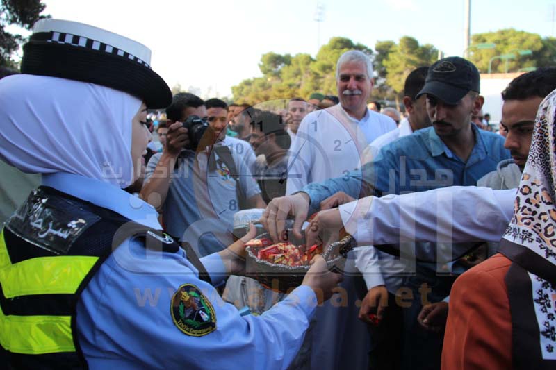 «السير» توزع حلوى «الأضحى» على المصلين