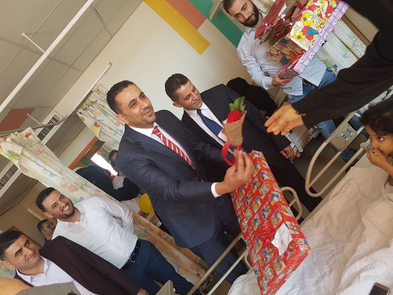 «بادر» تعايد اطفال السرطان بمستشفى الملك