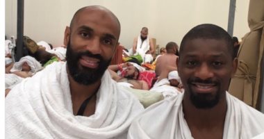 كانوتيه ينشر صورة بملابس الإحرام أثناء