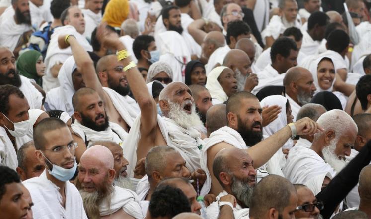 الحجاج يواصلون رمي الجمرات في أيام