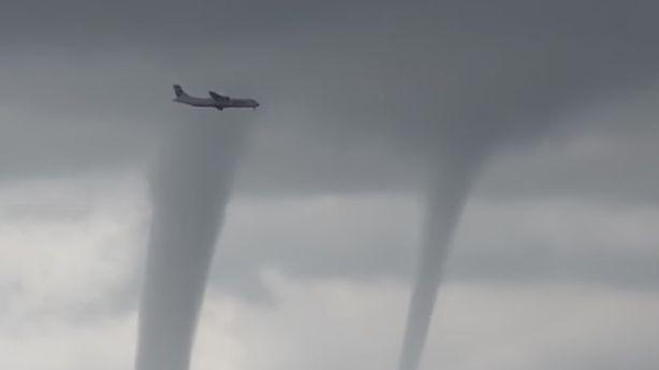 بالفيديو.. طائرة ركاب تنجو من 3