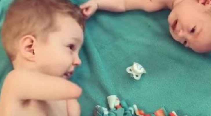 فيديو يأسر القلب.. طفل فاقد لذراعيه