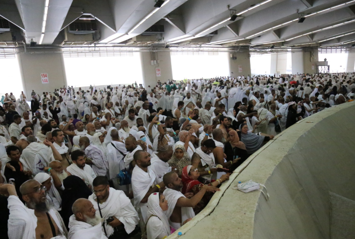 ضيوف الرحمن يواصلون رمي الجمرات في