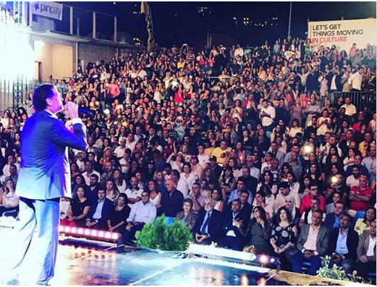 انزلاق راغب علامة على المسرح ..