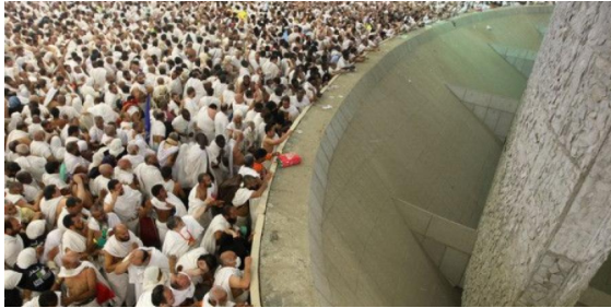 الحجاج المتعجلون يغادرون منى