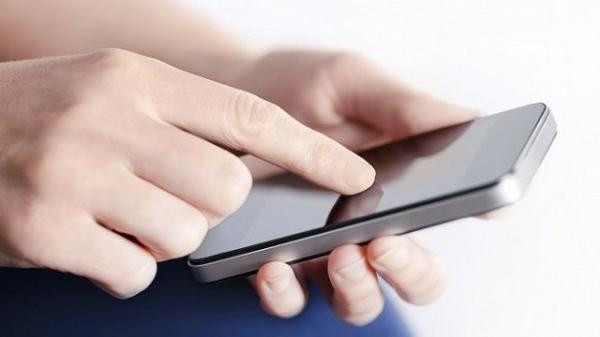 ’التلصص‘ على هاتف الزوج والزوجة.. جريمة