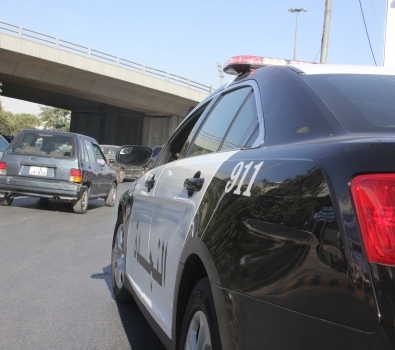 ضبط سائق كان يقود مركبته بطريقة