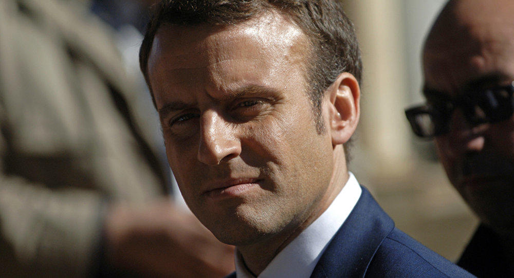 4 شهور في الإليزيه تهوي بشعبية