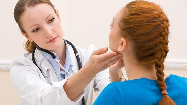 7 أعراض لمشاكل الغدة الدرقية.. .