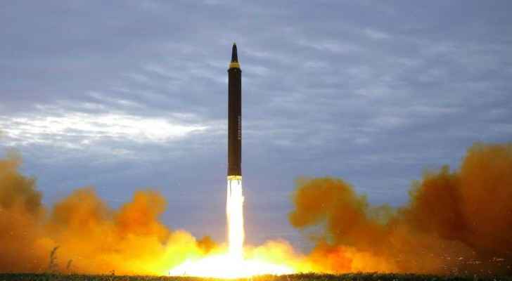 كوريا الشمالية تحرك صاروخا عابرا للقارات