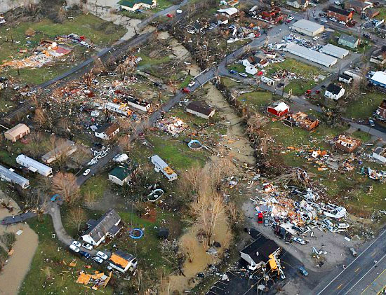 مصرع 5 أشخاص في أعاصير تجتاح