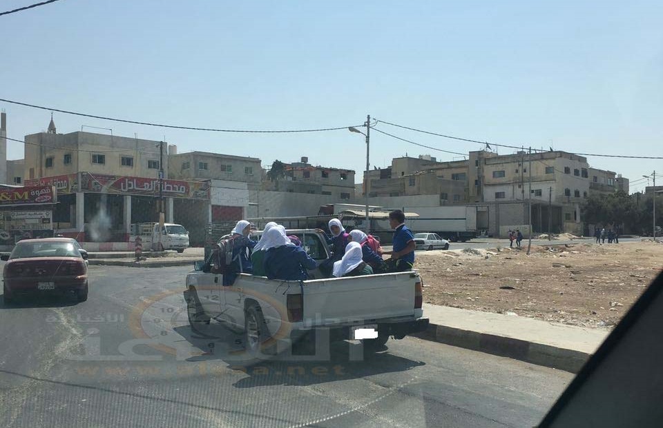 بكب يحمّل طلبة مدارس في صندوقه