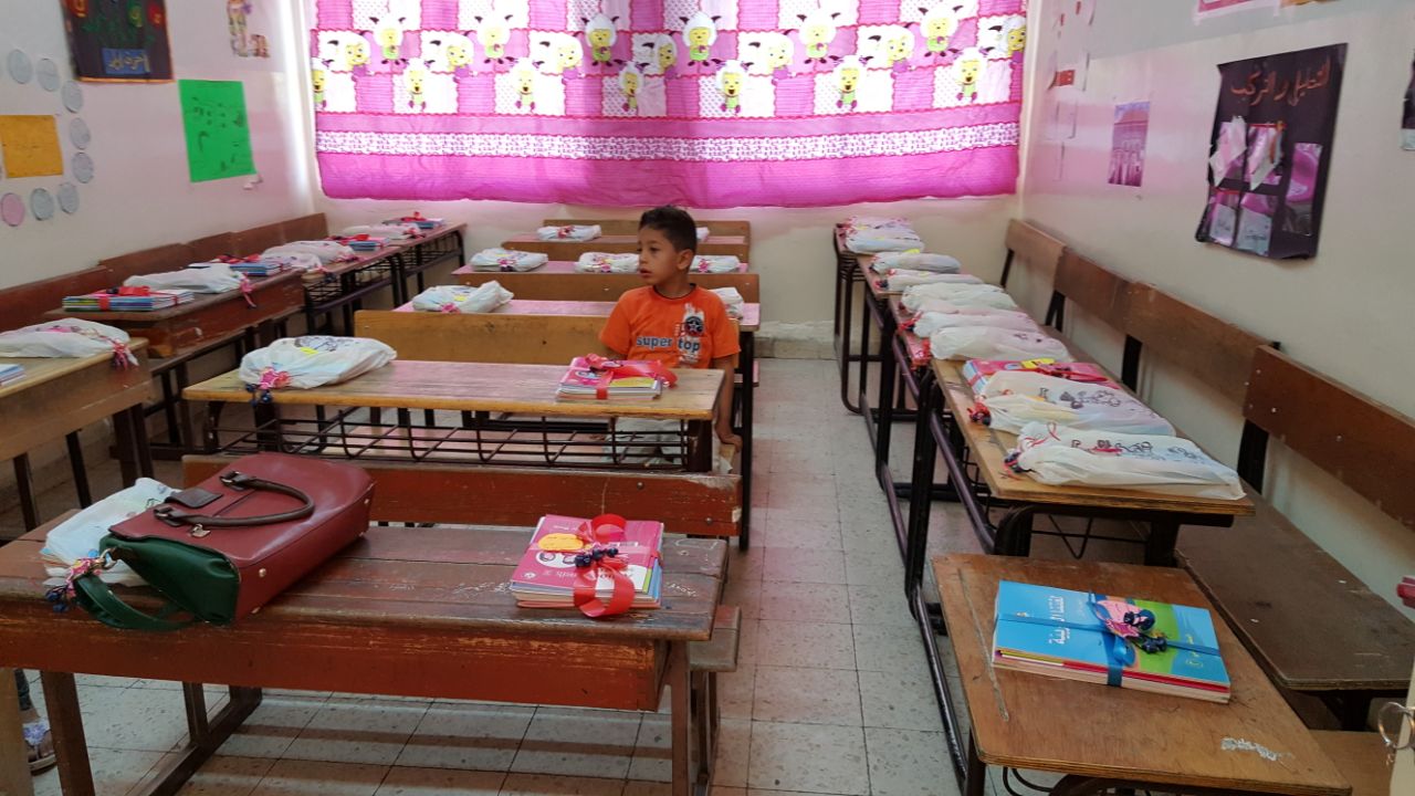 شاهد.. التربية تستقبل الطلبة في أول