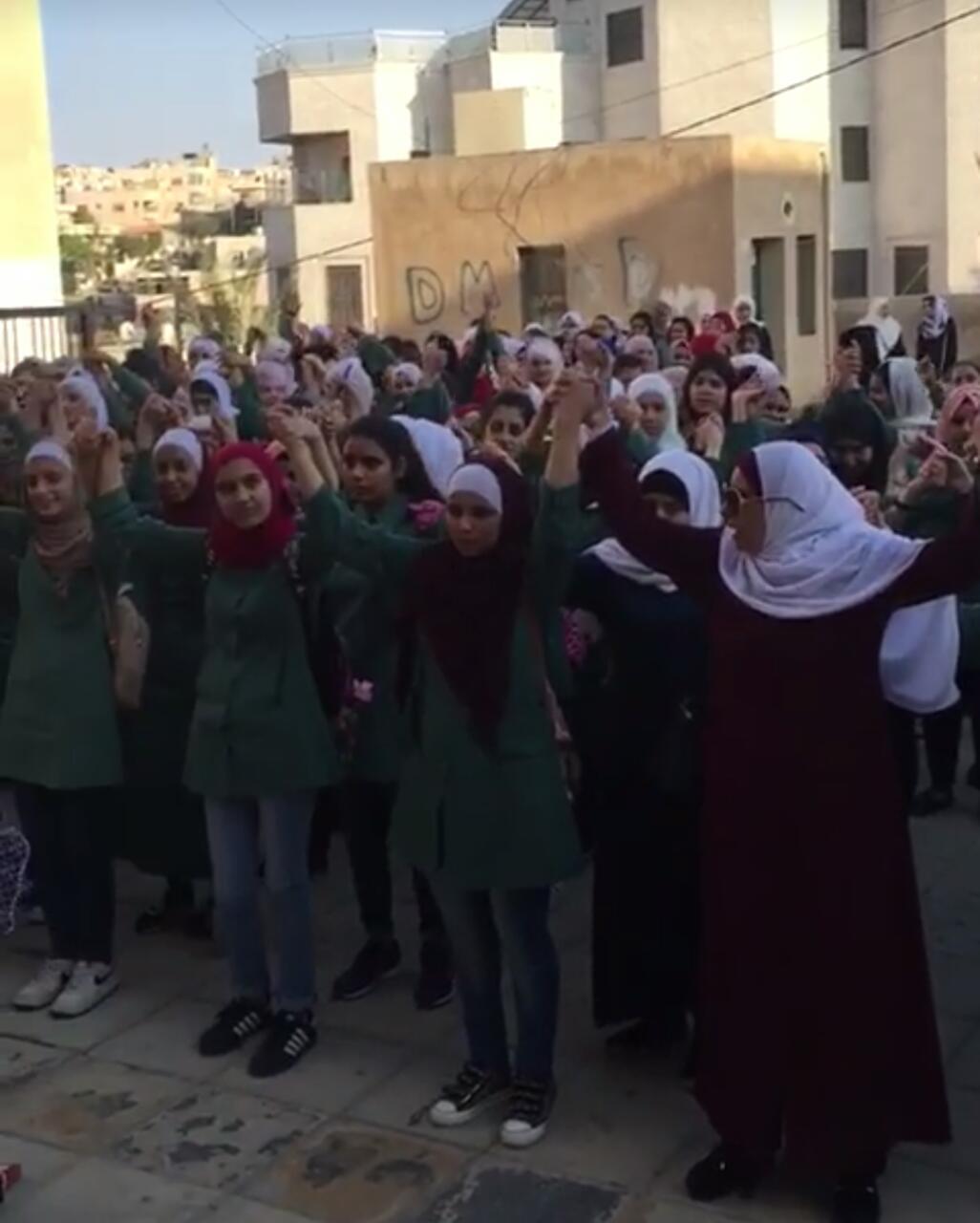 كيف استقبلت هذه المعلمة تلاميذاتها في