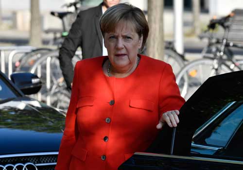 مجهولون يرشقون (ميركل) بالطماطم