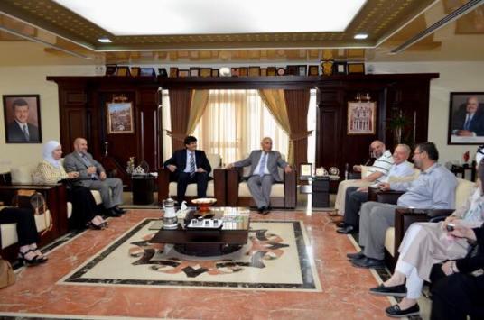 أسرة جامعة عمان الاهلية تتبادل التهاني