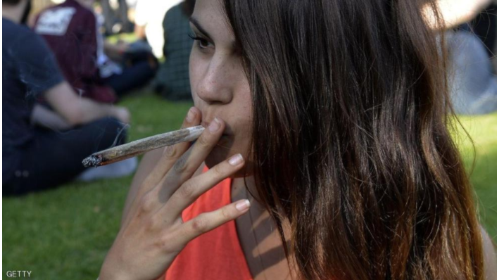 بعدما اختلف معها.. فتى ’مثالي‘ يبلغ