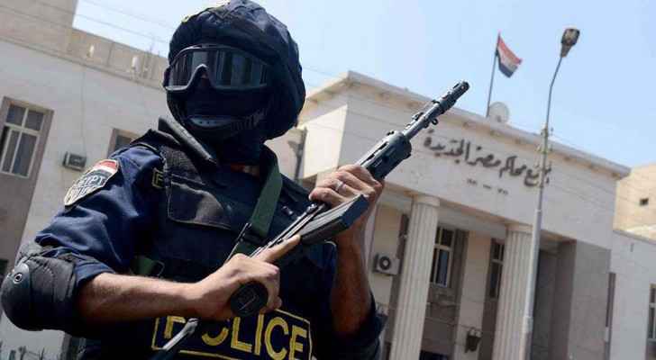 إعدام شرطي قتل تاجرة مخدرات وطفلتها