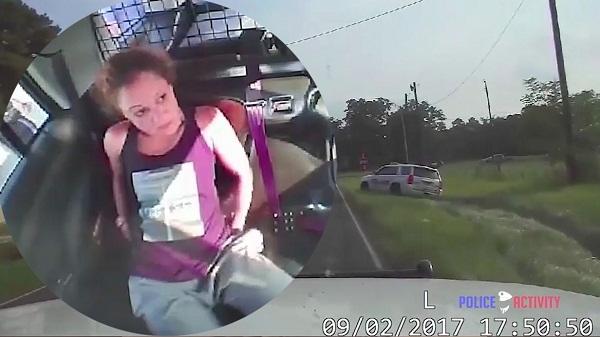 فتاة خطيرة تفك قيودها وتهرب بسيارة