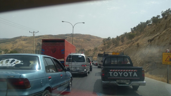 تعطل مركبة شحن يسبب اختناقا مروريا