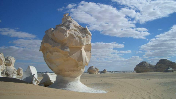 بالصور.. صحراء كبياض الثلج وجبال غريبة