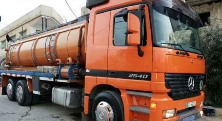 صهريج نضح يفرغ حمولته بالقرب من