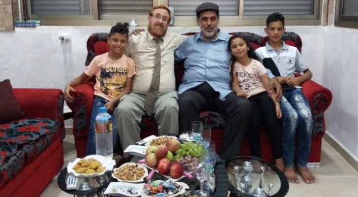 عائلة فلسطينية تتبرأ من ابنها لاستقباله