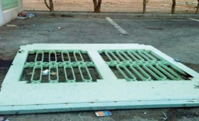 وفاة طفل سقط عليه باب حديدي