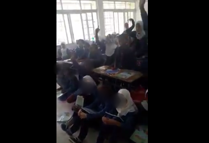 مدرسة في الرصيفة.. طالباتها يجلسن على