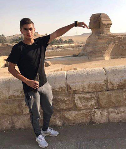 أبو الهول يقبل يد حفيد المخلوع