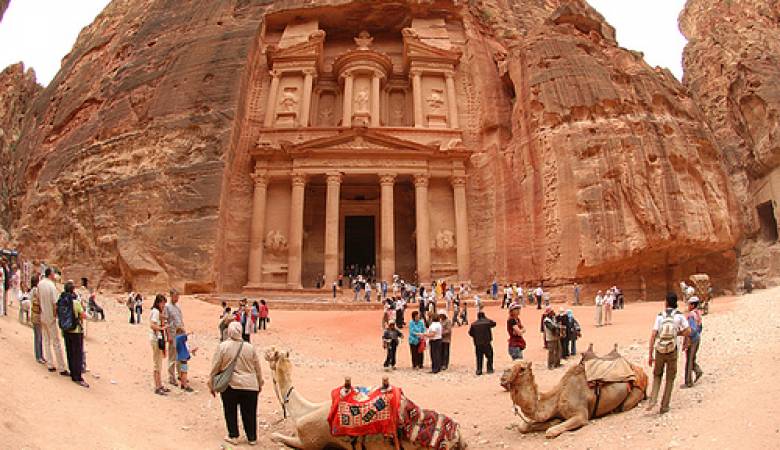 القبض على شخصين أساءا للسياح في