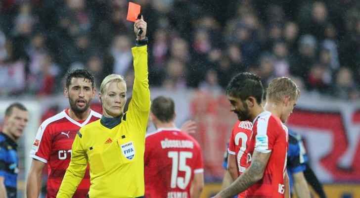 أول امرأة تدير مباراة البوندسليغا للرجال