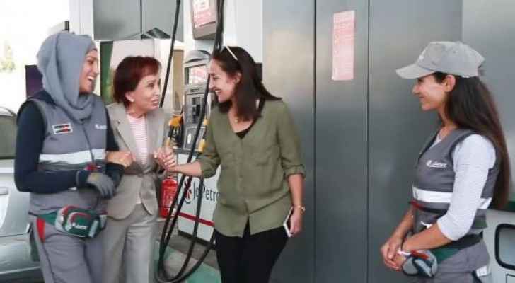 فيديو .. الأميرة بسمة تحيي عاملات