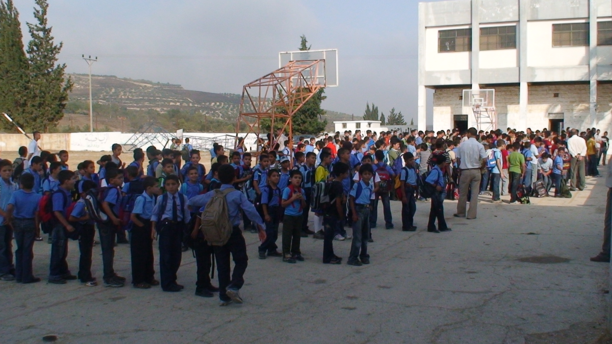 مدير مدرسة لسيدة: «انقلي ابنك من