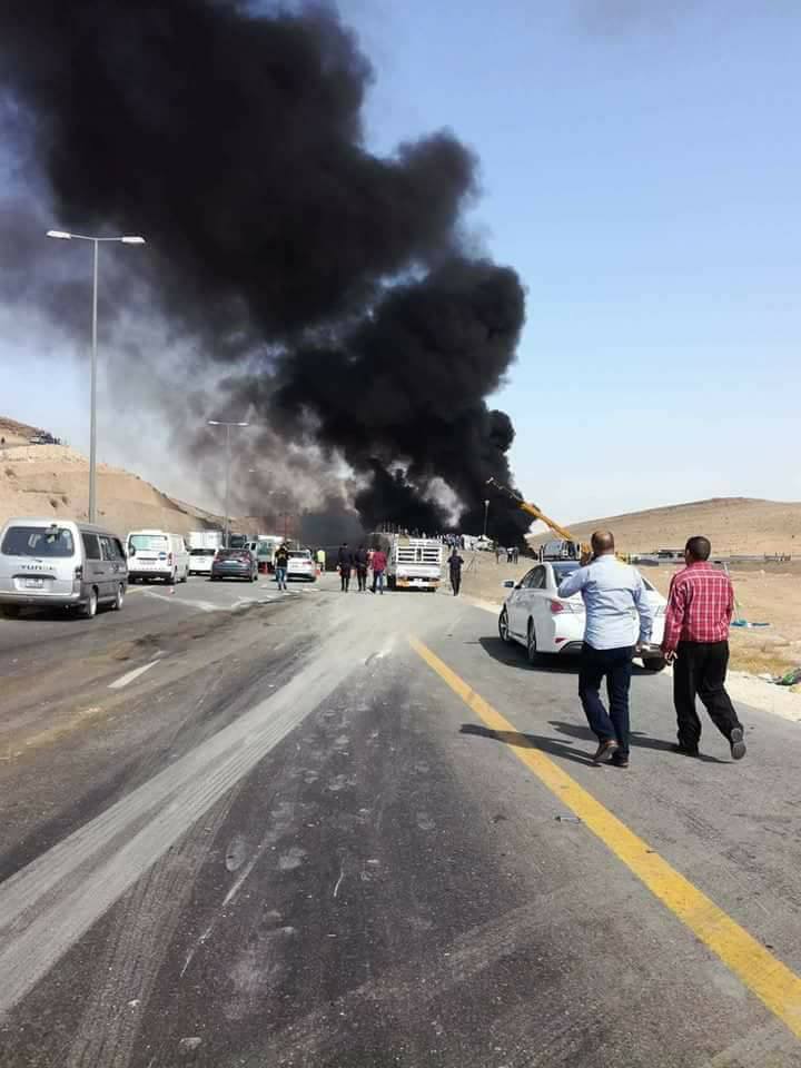 4 اصابات باحتراق صهريج واصطدامه بـ