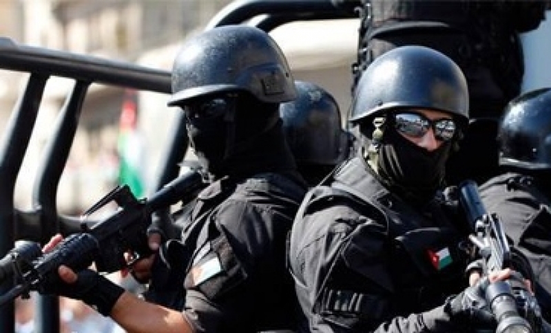 إصابة رجل أمن ومطلوب بمداهمة في