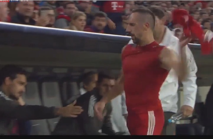 ريبيري ’الغاضب‘ يرمي بقميصه احتجاجا على