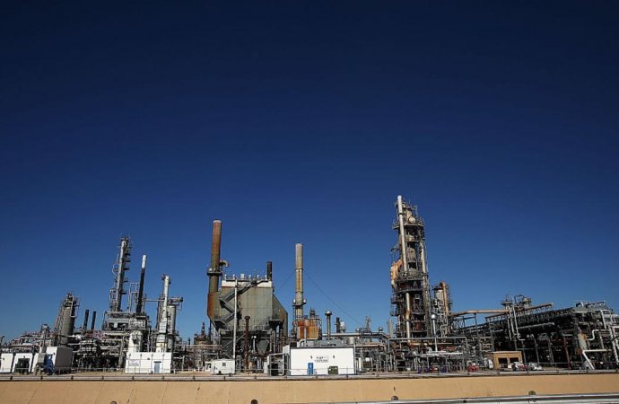 النفط يرتفع مع توقع بنمو الطلب