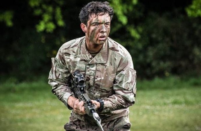 الحسين يستذكر تدريباته العسكرية في ’ساند