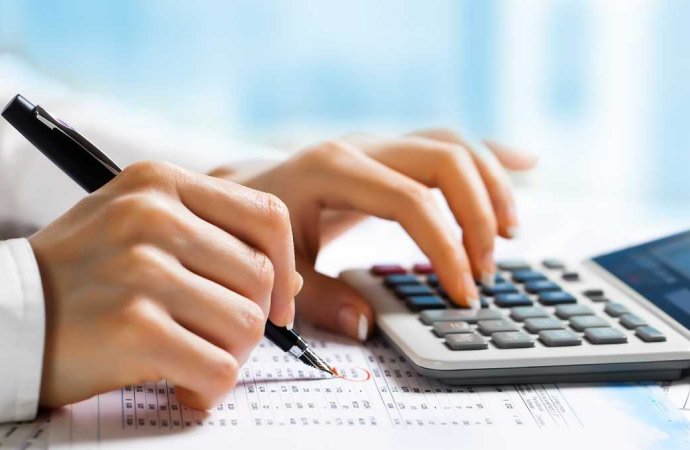 مطالب بتحصيل الضرائب من الأطباء والمحامين