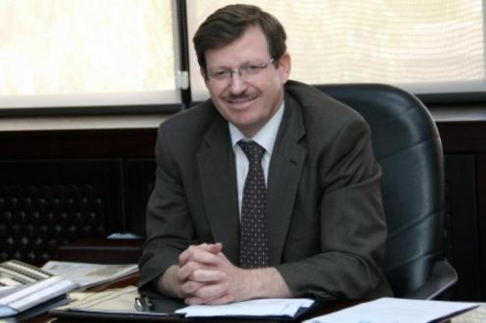 الشياب يعود مصابي التسمم الغذائي في